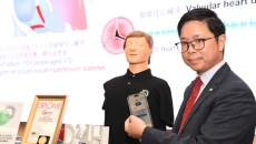 A researcher demonstrating the Vitogram mobile stethoscope app A researcher demonstrating the Vitogram mobile stethoscope app